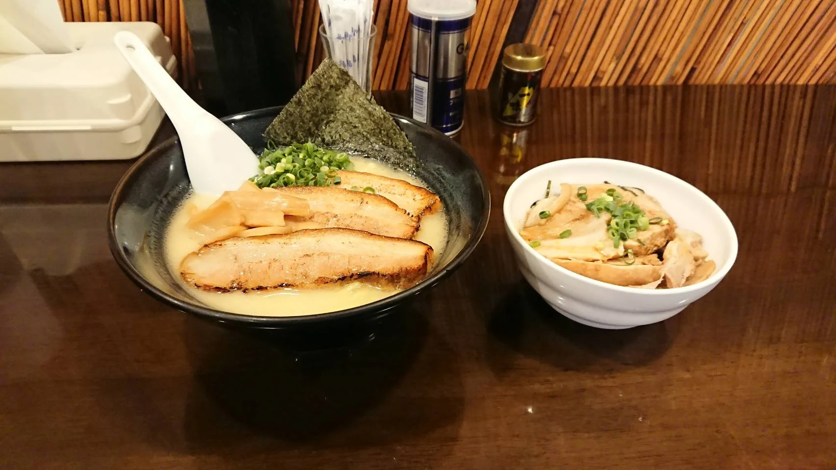 江東区亀戸、らーめんなが田さん：炙りチャーシューらーめん(塩)+くずれチャーシューめし・斜め上から