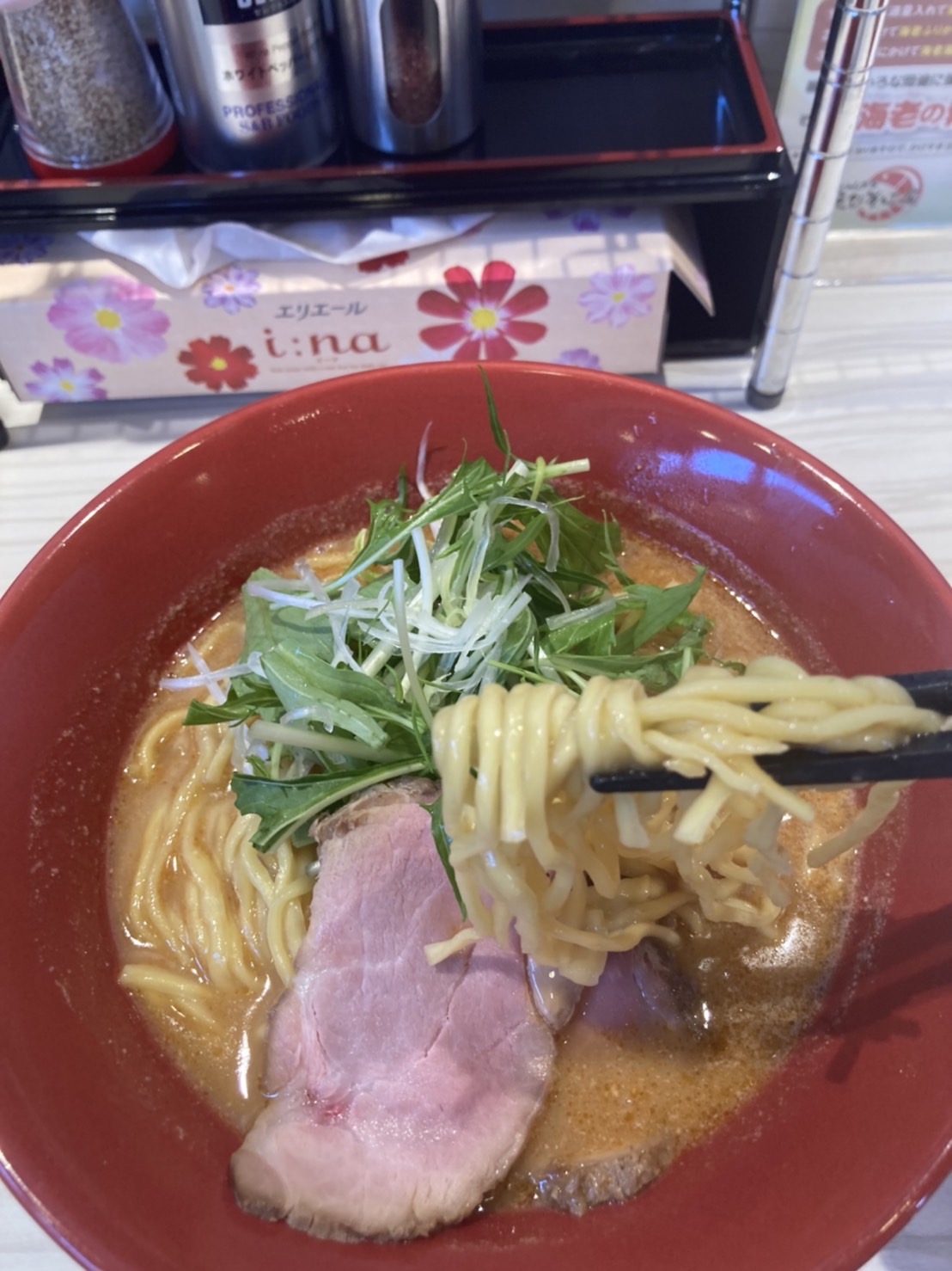 大阪市中新開、らーめん工房 えびそば屋 東大阪吉田店さん：赤ミソ麺をつるん