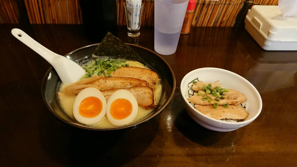 江東区亀戸、らーめんなが田さん炙りチャーシューらーめん(塩)+🥚味玉+くずれチャーシューめし・斜め上から