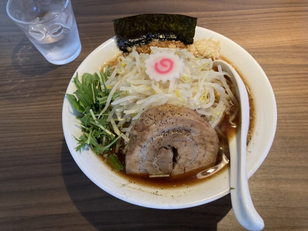 吹田市南金田、ヤマネコ軒さん：黒ラーメン＋野菜増し＋麺大盛りに無料のニンニク