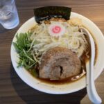 吹田市南金田、ヤマネコ軒さん：黒ラーメン＋野菜増し＋麺大盛りに無料のニンニク