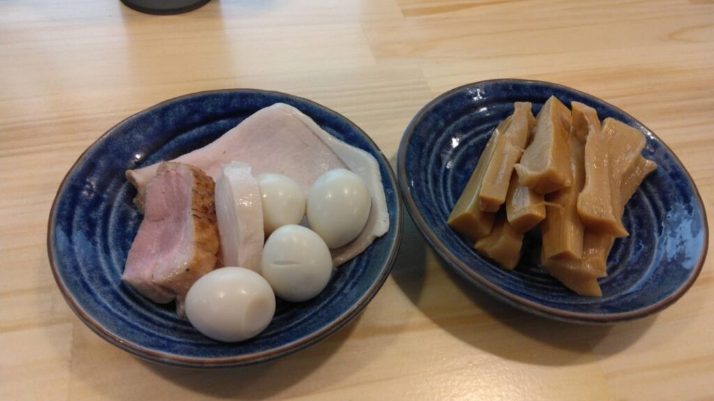 墨田区東向島、煮干ソバと米 今日の1番さん：トッピング、うずら＆メンマ