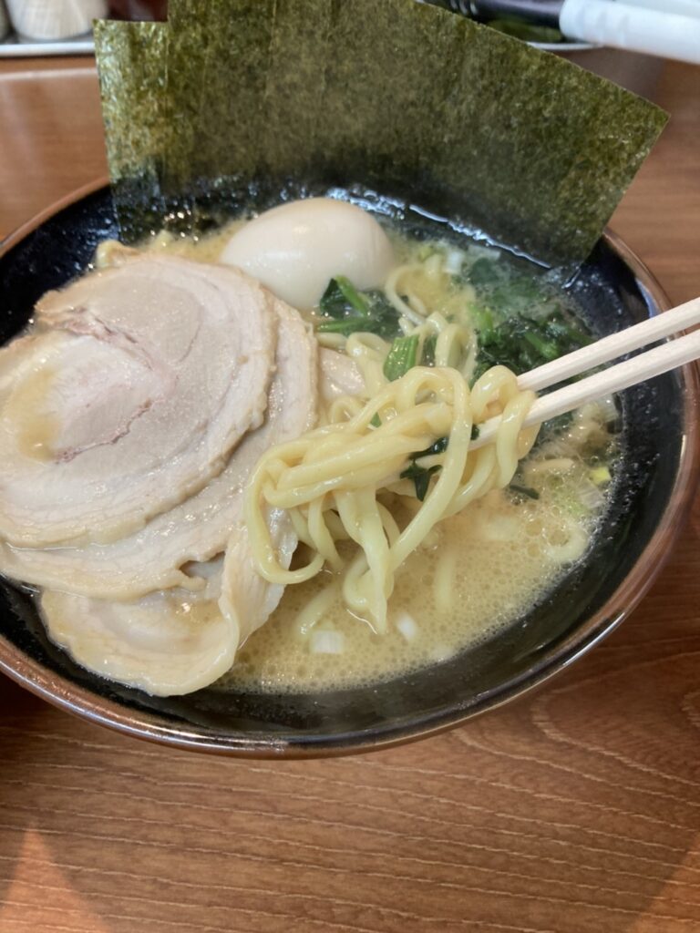 吹田市千里山東、横浜家系ラーメン 憲兵家さん：しょうゆ豚骨のお得セット・スープと麺