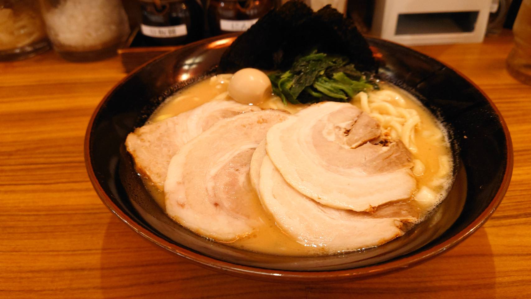 千代田区神田佐久間町、横浜家系ラーメン 壱角家 秋葉原東口店さん：チャーシュー麺・近くから