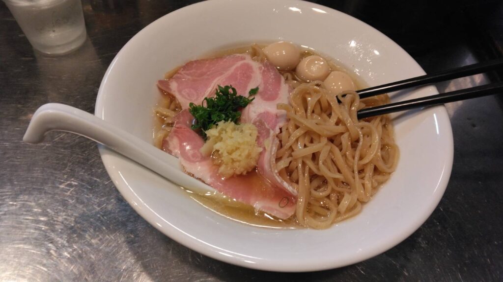 台東区東上野、さんじさん：冷し塩生姜煮干蕎麦・スープと麺