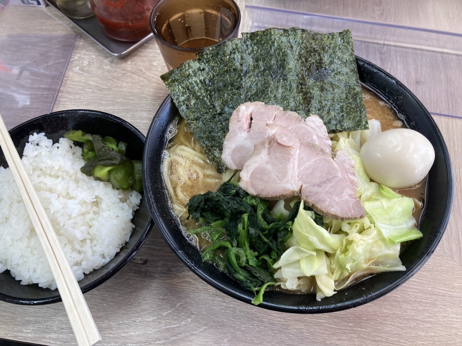 吹田市千里山東、横浜家系ラーメン 武双家さん：特製ラーメン大盛りと無料のライス