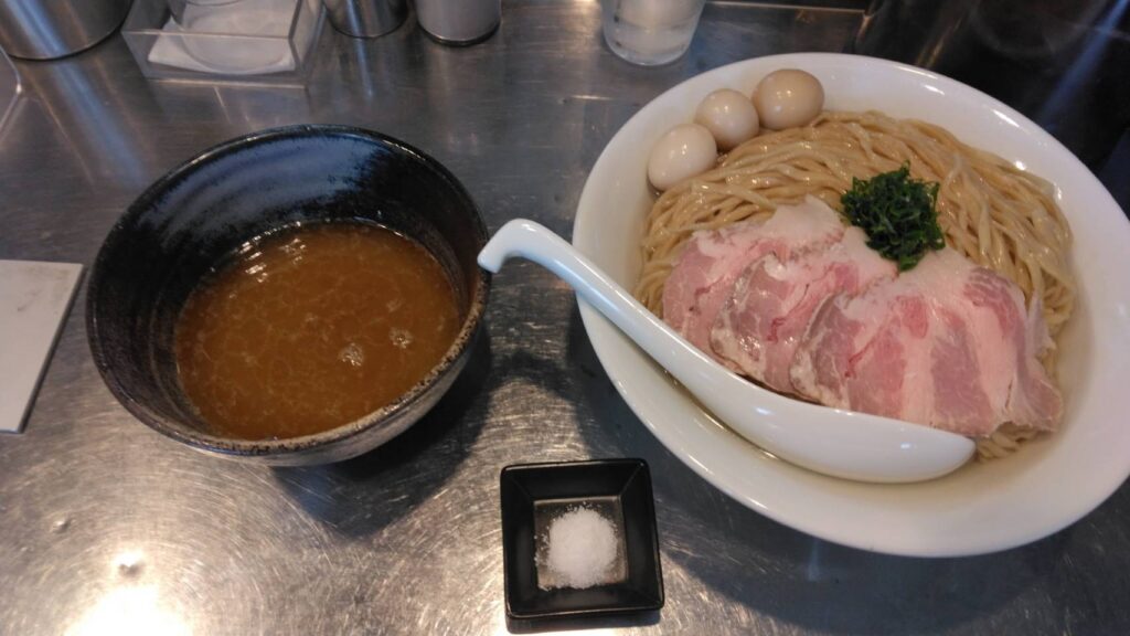 台東区東上野、さんじさん：mad curry黄金昆布水つけ蕎麦(特盛)・近くから