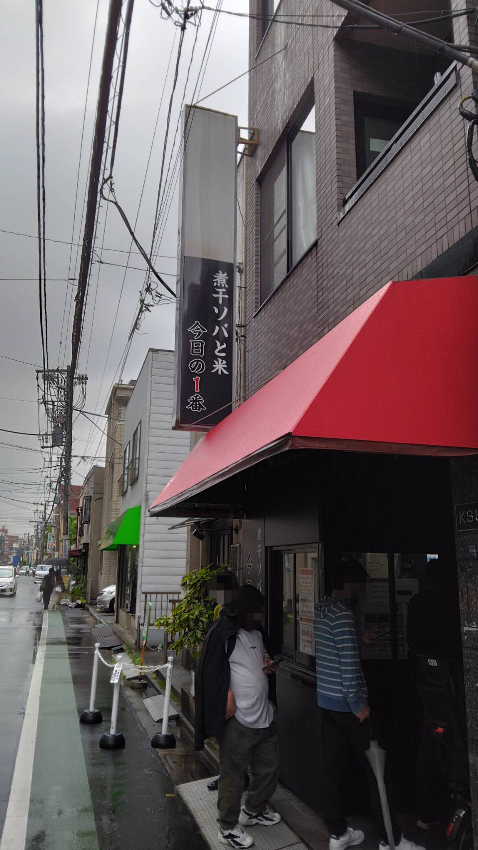 墨田区東向島、煮干ソバと米 今日の1番さん：店舗前順番待ち