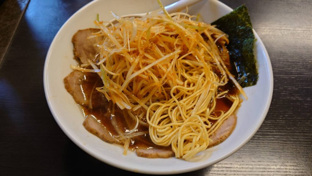 八王子市千人町、びんびん亭 西八王子店さん：ネギチャーシューメン(麺硬め).・麺とスープ