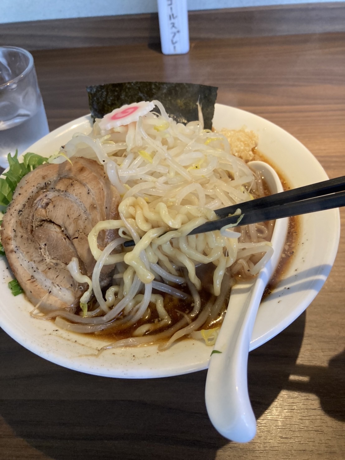 吹田市南金田、ヤマネコ軒さん：黒ラーメン＋野菜増し＋麺大盛りに無料のニンニク・スープと麺