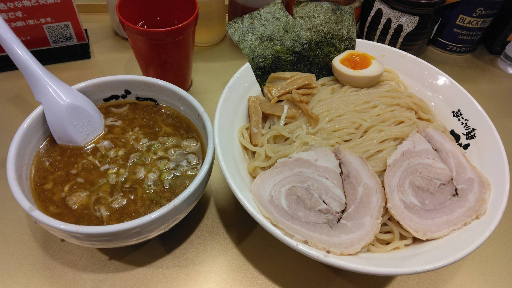 江東区亀戸、超ごってり麺 ごっつ 亀戸本店さん：つけ麺みそ､カツオ､さっぱり、大盛 (８００㌘)・近くから