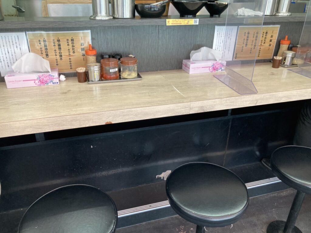 吹田市千里山東、横浜家系ラーメン 武双家さん：店内カウンター