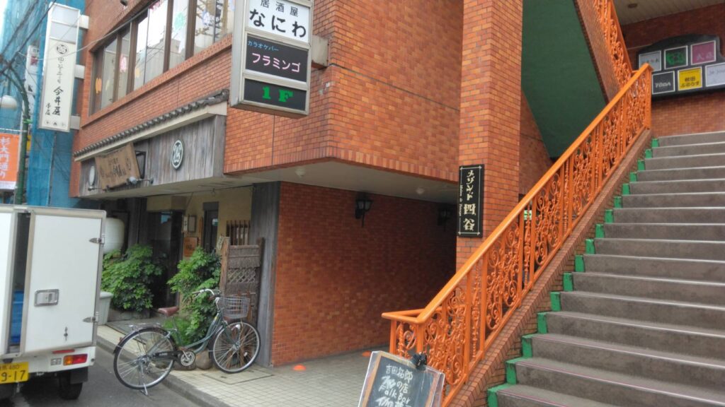 新宿区舟町、一条流がんこ総本家分家四谷荒木町さん：店舗ビル・順番待ち