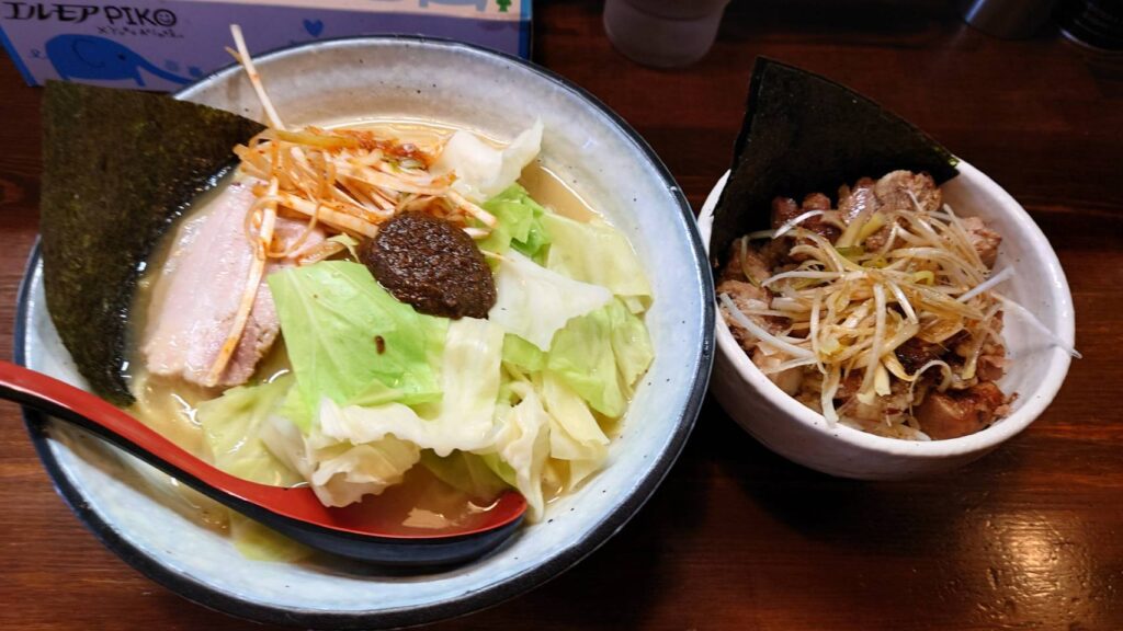 千代田区神田東松下町、無銘さん：練り醤油(大盛り)＆肉めし・真上から