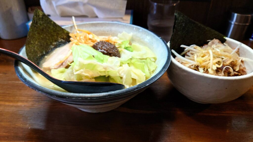 千代田区神田東松下町、無銘さん：練り醤油(大盛り)＆肉めし・正面から