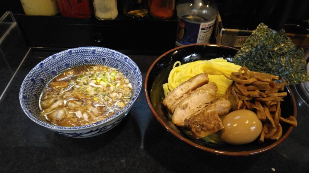 葛飾区高砂、麺心 國もとさん：特製つけ麺(大盛)+ＴＰメンマ・斜め上から