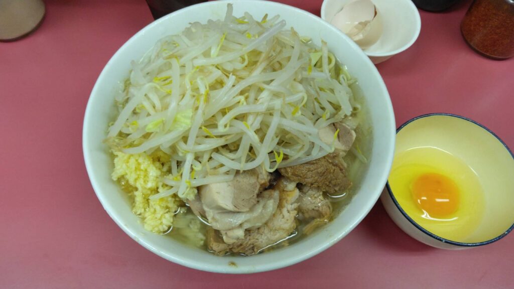 江戸川区西小岩、ラーメン二郎 小岩店さん：小ラーメン+生たまご・真上から