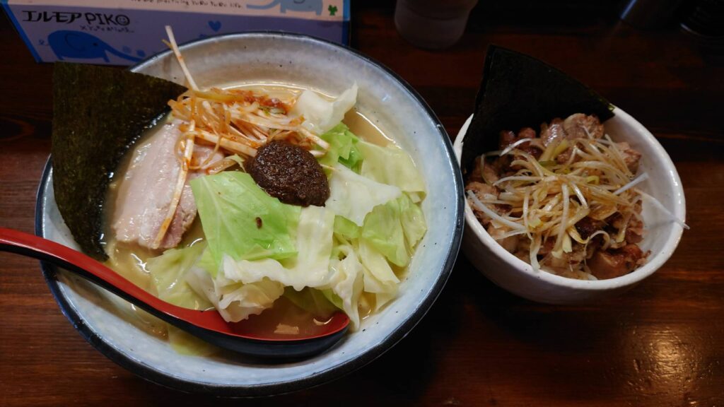 千代田区神田東松下町、無銘さん：練り醤油(大盛り)＆肉めし・斜め上から