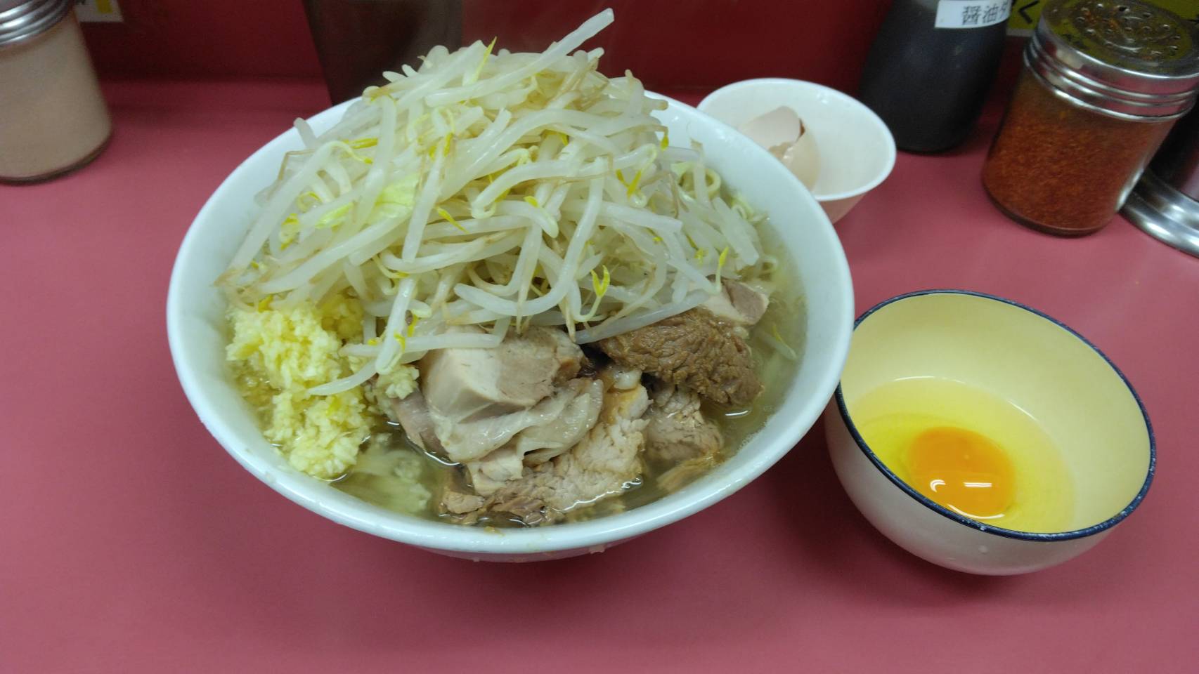 江戸川区西小岩、ラーメン二郎 小岩店さん：小ラーメン+生たまご・斜め上から