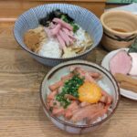 葛飾区立石、自家製麺 純さん：特製煮干しまぜそば+豚ヒレ肉のユッケ飯・斜め上から