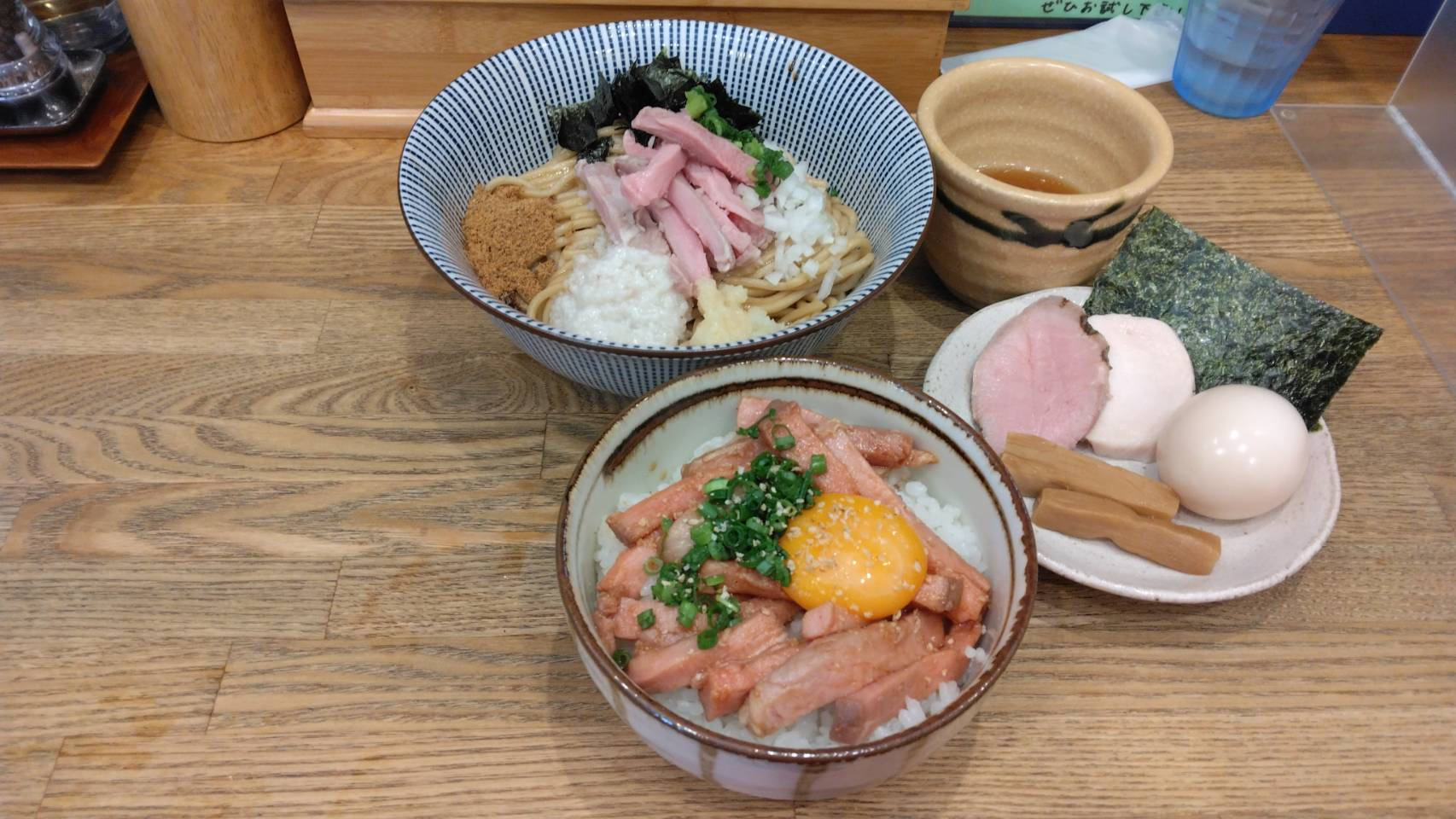 葛飾区立石、自家製麺 純さん：特製煮干しまぜそば+豚ヒレ肉のユッケ飯・斜め上から