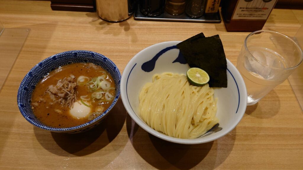 千代田区外神田、つじ田 秋葉原店さん：濃厚豚崩つけ麺・真上から