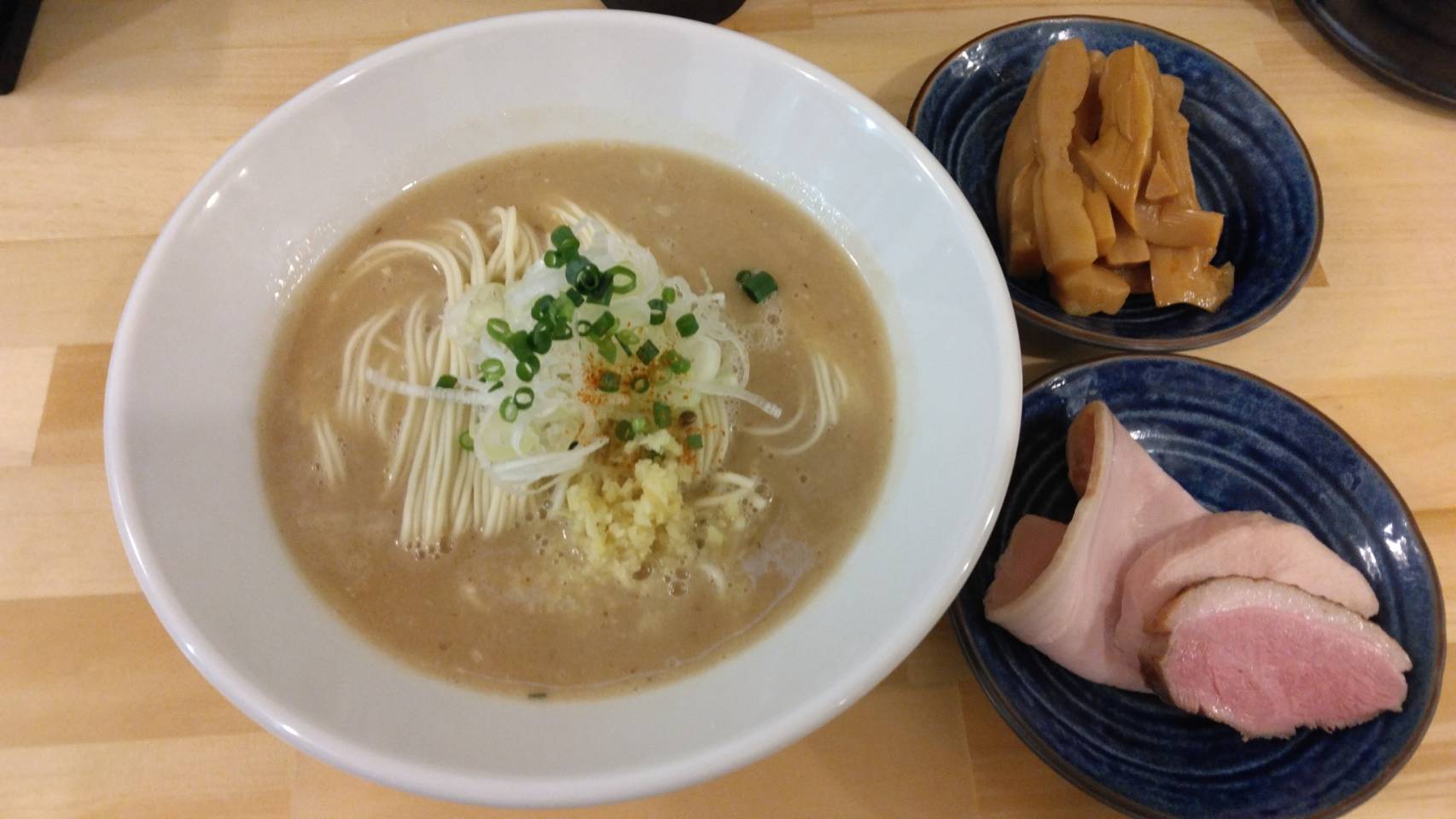 墨田区東向島、煮干ソバと米 今日の1番さん：濃厚鶏白湯 白味噌仕立て(週替わりソバ)+メンマ・真上から