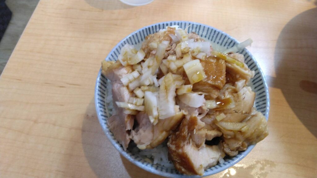 船橋市前貝塚町、麺屋もりのさん：チャーシュー丼・真上から