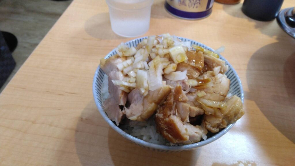 船橋市前貝塚町、麺屋もりのさん：チャーシュー丼・斜め上から