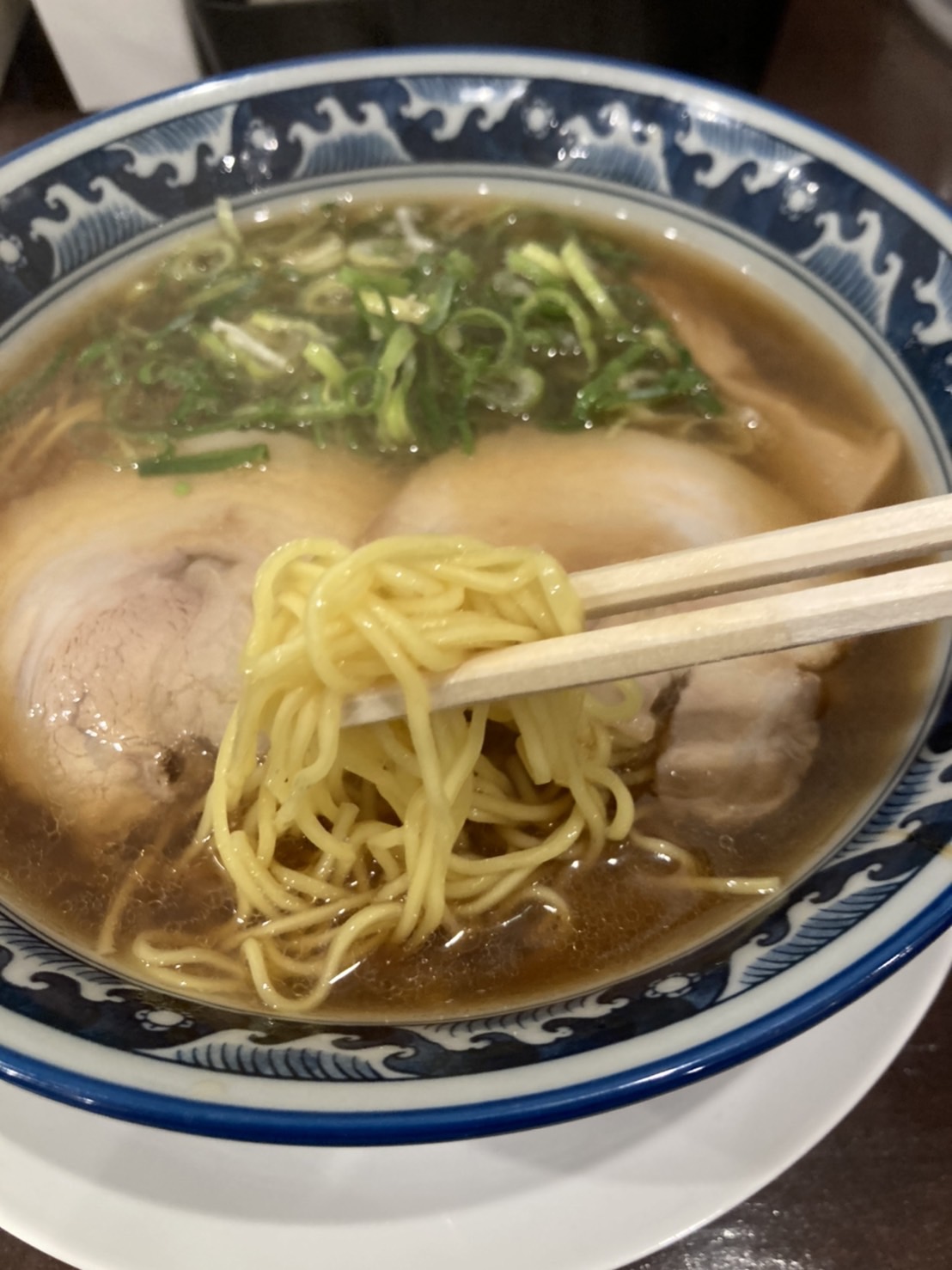 吹田市広芝町、中華そば 喜城苑さん：焼き干し醤油ラーメン・スープと麺