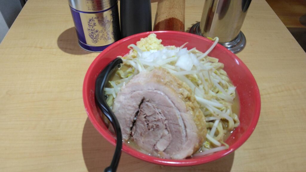 船橋市前貝塚町、麺屋もりのさん：中ラーメン(３００㌘､豚１枚)+ニンニク