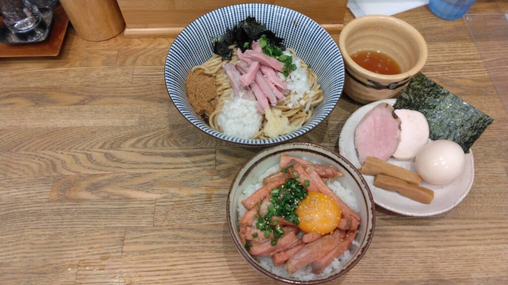 葛飾区立石、自家製麺 純さん：特製煮干しまぜそば+豚ヒレ肉のユッケ飯・真上から