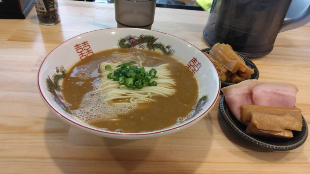 墨田区東向島、煮干ソバと米 今日の1番さん：濃厚鶏白湯 白味噌仕立て(週替わりソバ)+メンマ・斜め上から