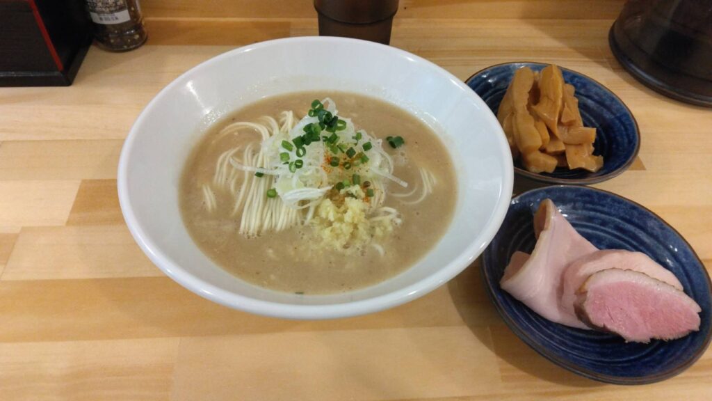 墨田区東向島、煮干ソバと米 今日の1番さん：濃厚鶏白湯 白味噌仕立て(週替わりソバ)+メンマ・斜め上から