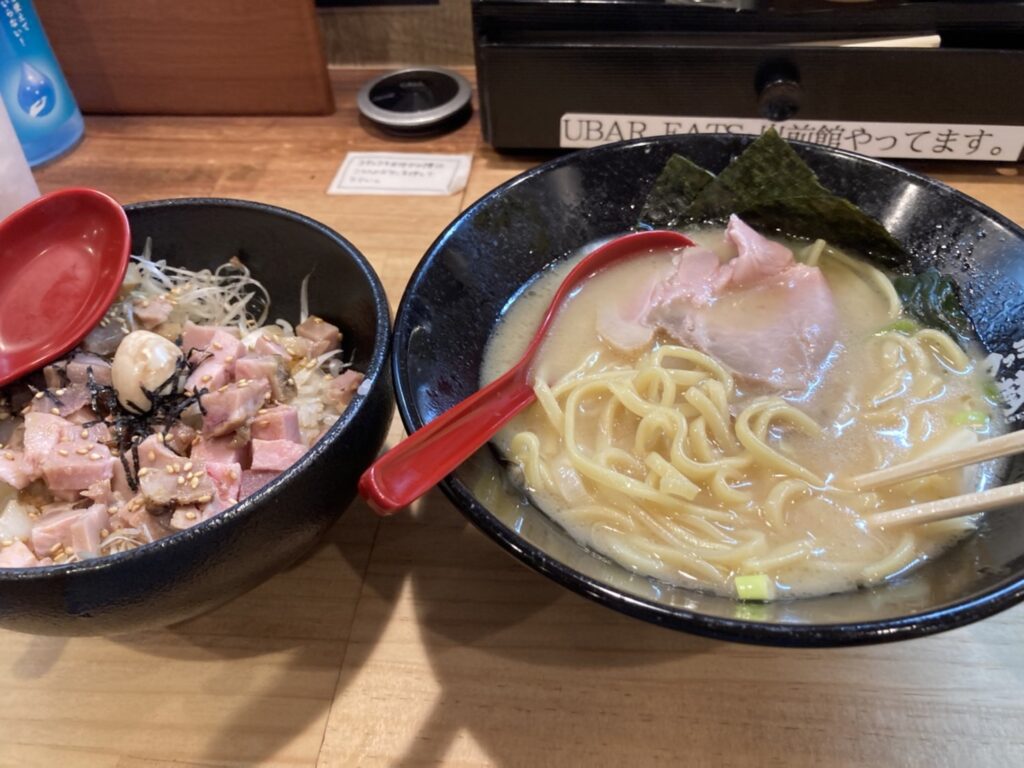 岸和田市並松町、ラーメンファミリー めんya 伊勢家さん：豚骨しょうゆ+レアチャーシュー丼のセット