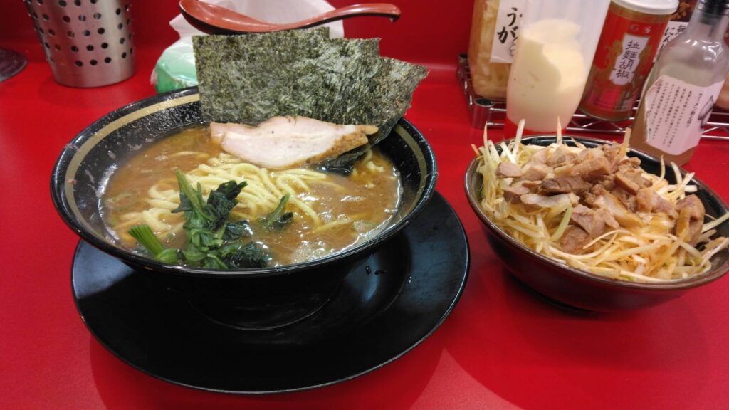 千代田区外神田、王道家直系 IEKEI TOKYOさん：ラーメン+ネギ丼・斜め上から