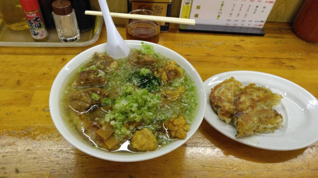 墨田区墨田、珉珉さん：塩ラーメン(半パーコー､半チャーシュー､薬味多め､油少なめ)+餃子・真上から