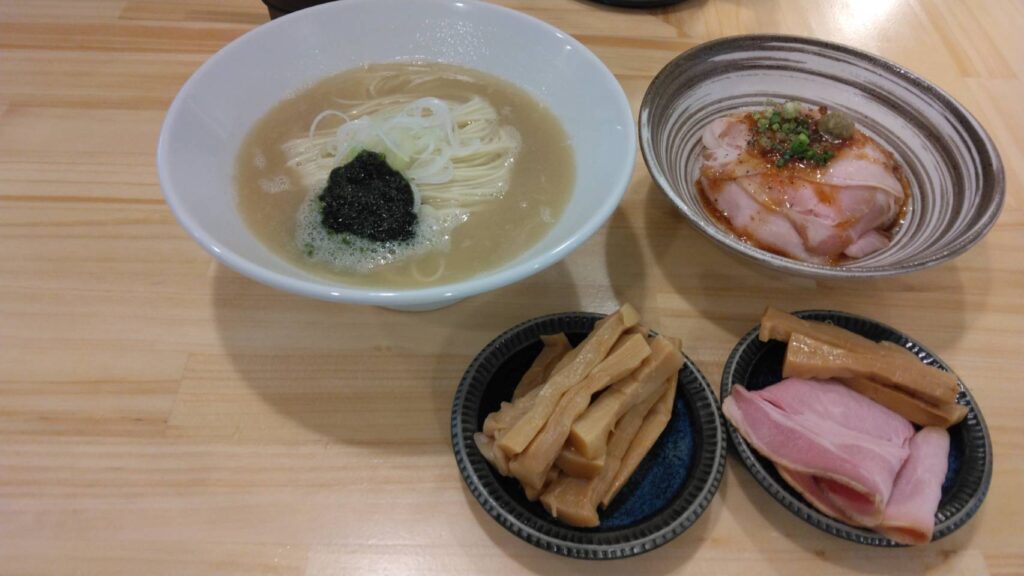 墨田区東向島、煮干ソバと米 今日の1番さん：🍜週替わりソバ(鮮魚真鯛の白湯ソバ)+メンマ・斜め上から