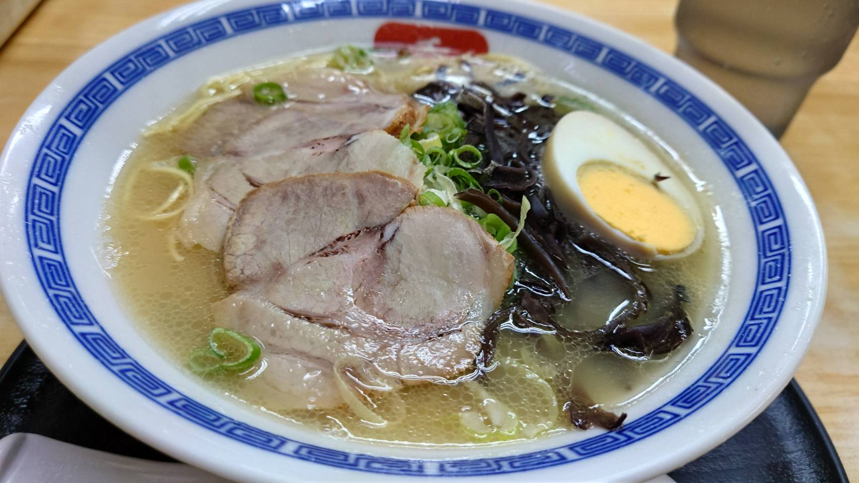 港区東新橋、博多長浜ラーメン 呑龍さん：特製ラーメン・近くから