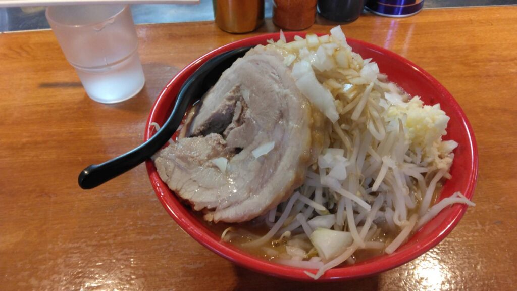 船橋市前貝塚町、麺屋もりのさん：豚骨ガッツリ醤油豚１枚中ラーメン。(ニンニク､野菜増し。)・斜め上の反対から