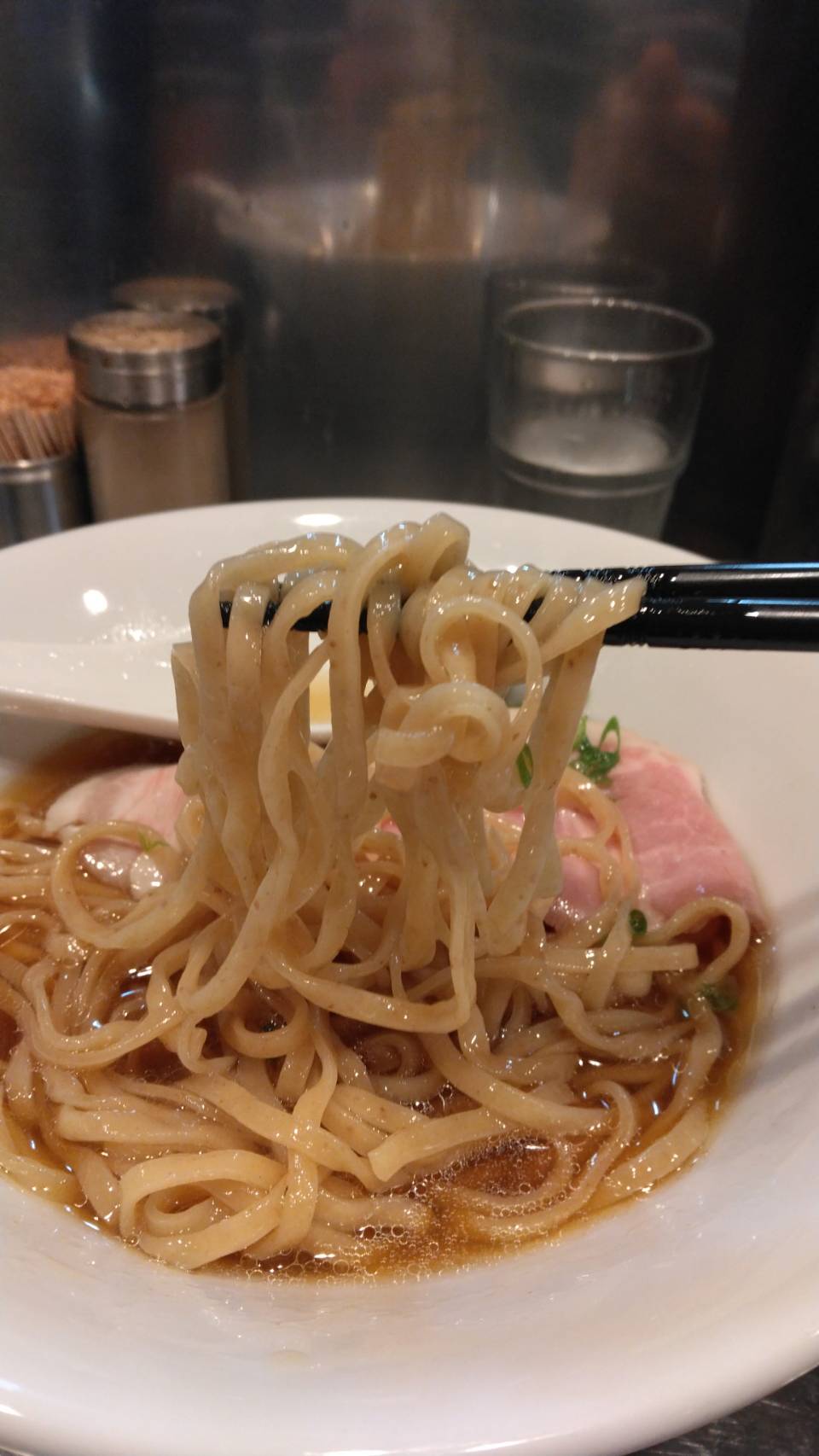 台東区東上野、さんじさん：限定２🍜冷し蜆醤油蕎麦(たわやか麺) ・スープと麺