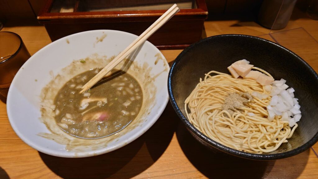 江東区亀戸、亀戸煮干中華蕎麦 つきひさん：濃厚蕎麦スープと和え玉