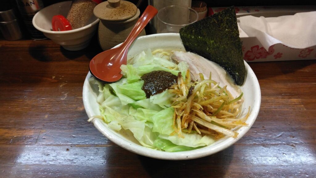 千代田区神田東松下町、無銘さん：熟成練り醤油ラーメン・斜め上から