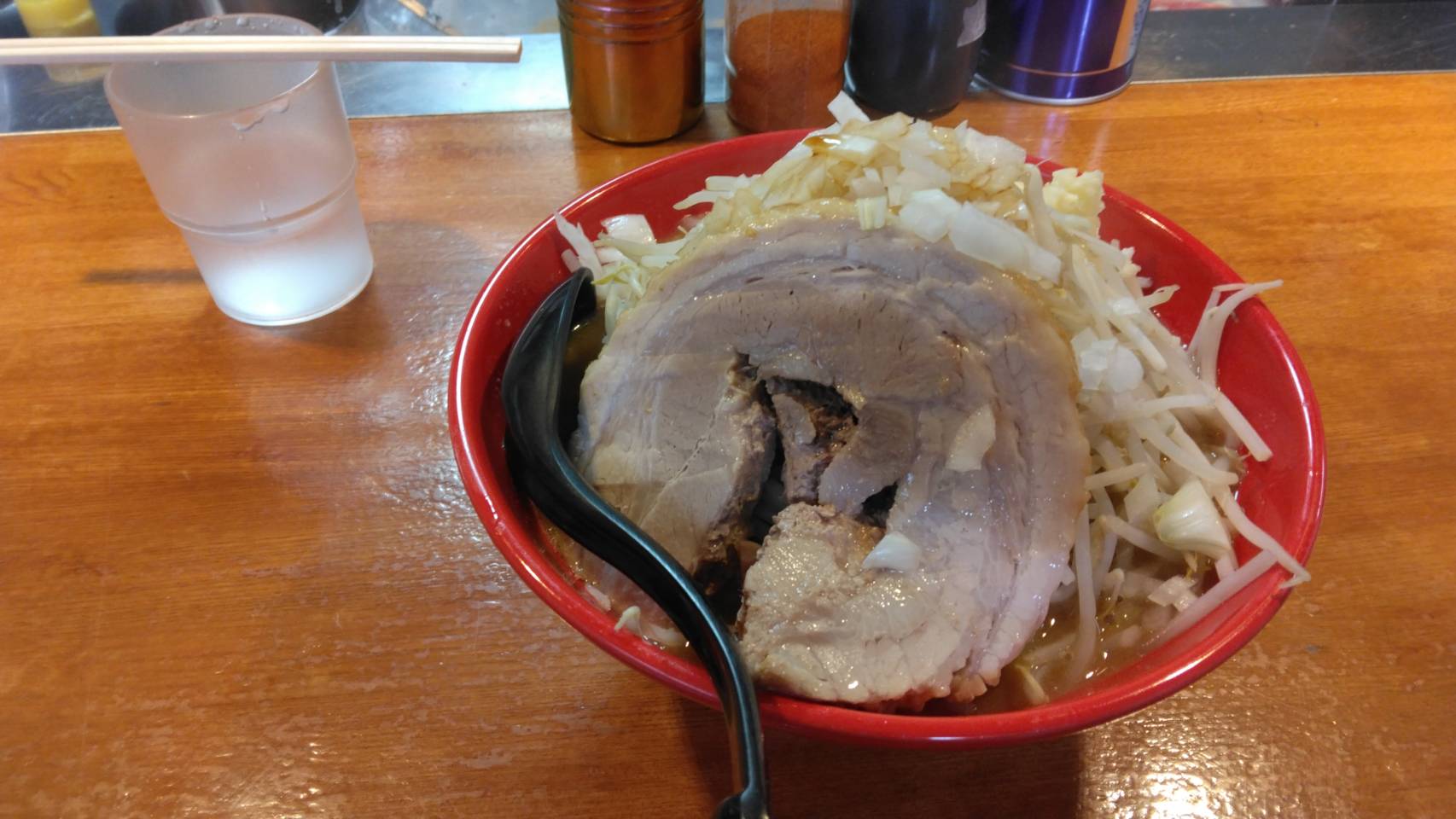 船橋市前貝塚町、麺屋もりのさん：豚骨ガッツリ醤油豚１枚中ラーメン。(ニンニク､野菜増し。)・斜め上から