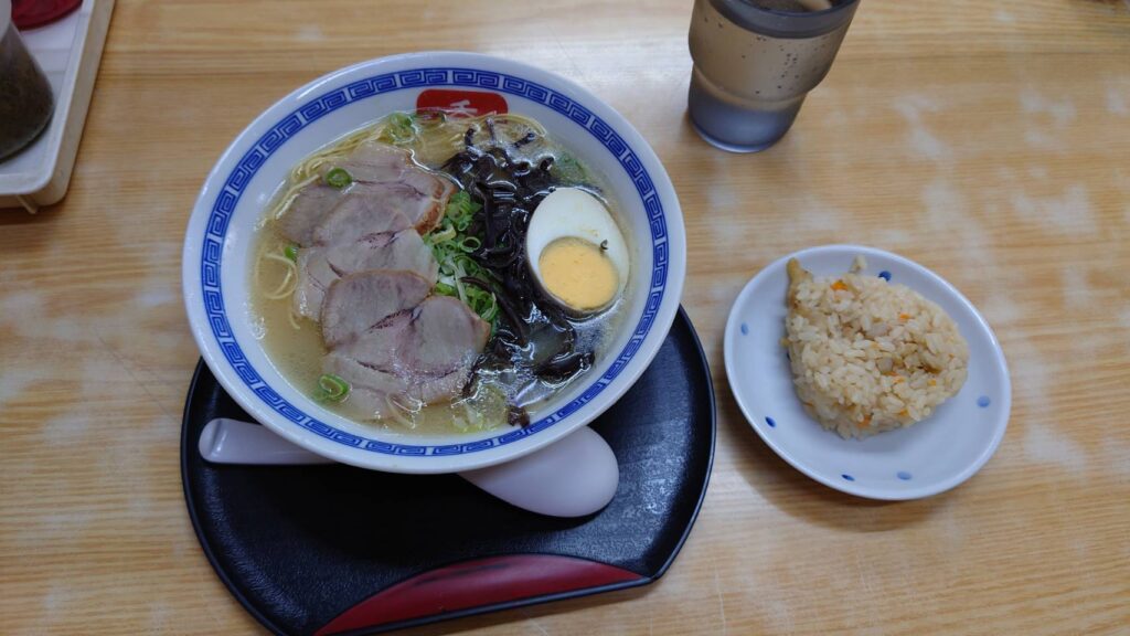 港区東新橋、博多長浜ラーメン 呑龍さん：特製ラーメン+かしわめしおにぎり(タンチタイム無料)・真上から