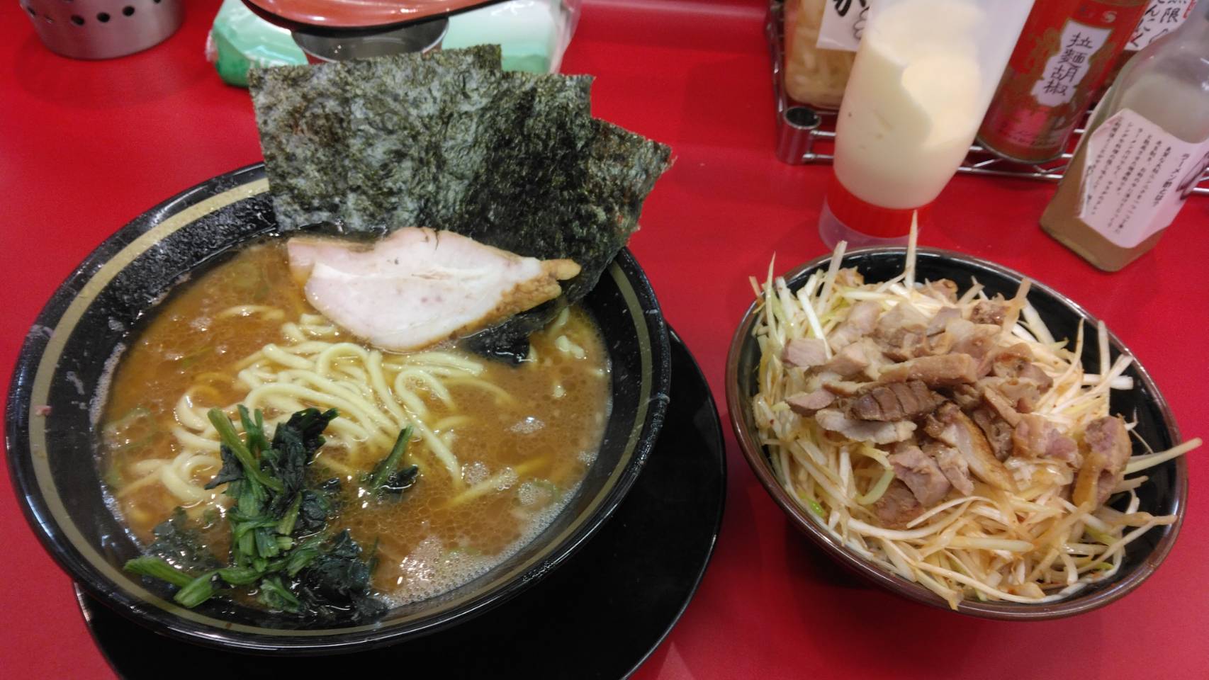 千代田区外神田、王道家直系 IEKEI TOKYOさん：ラーメン+ネギ丼・真上から