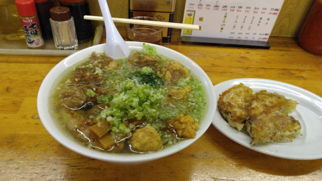 墨田区墨田、珉珉さん：塩ラーメン(半パーコー､半チャーシュー､薬味多め､油少なめ)+餃子・斜め上から