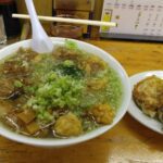 墨田区墨田、珉珉さん：塩ラーメン(半パーコー､半チャーシュー､薬味多め､油少なめ)+餃子・斜め上から