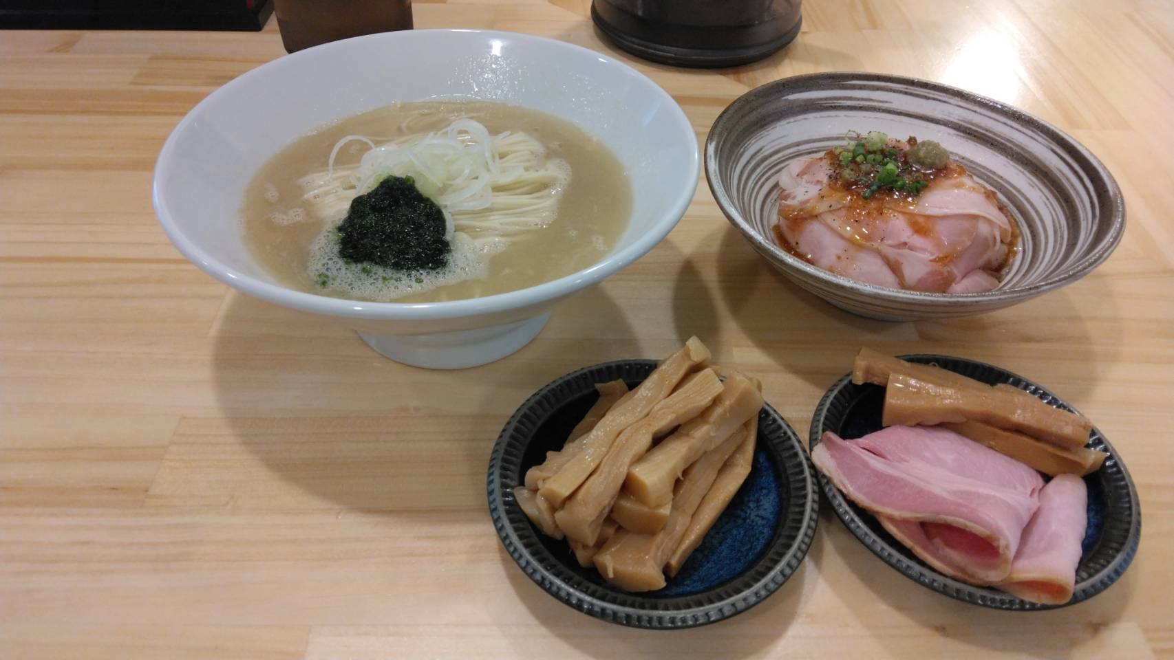 墨田区東向島、煮干ソバと米 今日の1番さん：🍜週替わりソバ(鮮魚真鯛の白湯ソバ)+メンマ