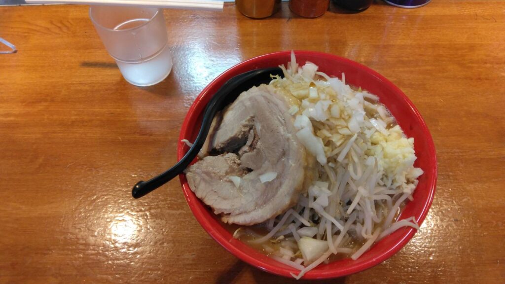 船橋市前貝塚町、麺屋もりのさん：豚骨ガッツリ醤油豚１枚中ラーメン。(ニンニク､野菜増し。)・真上から